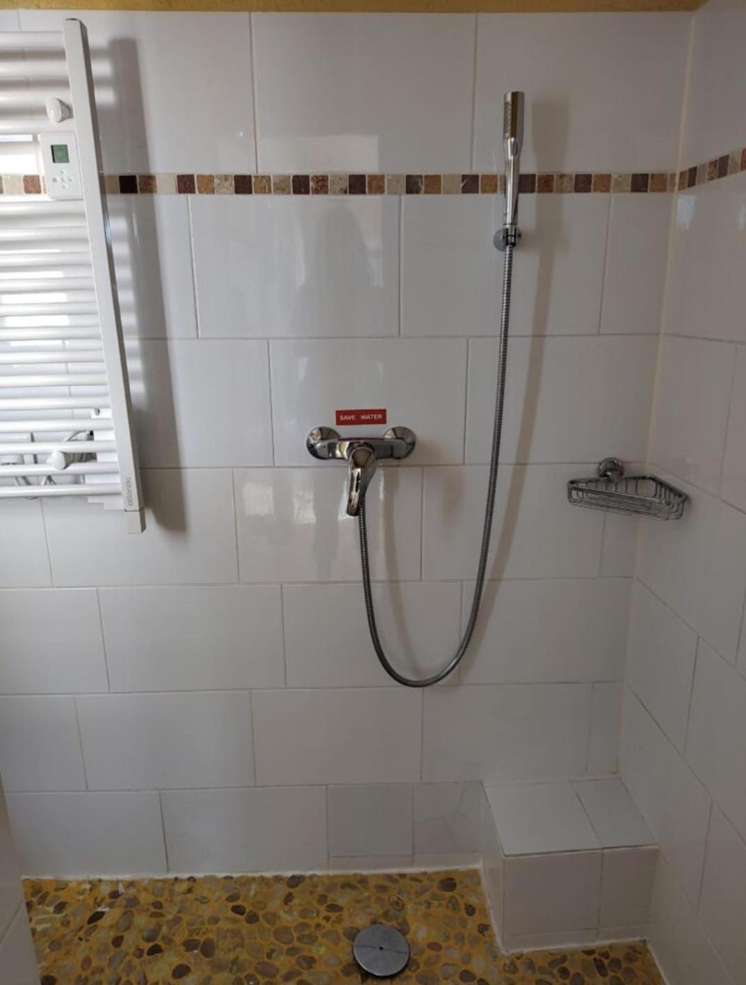 Dorm Hostel Camp Backpackers Marseille Bagian luar foto