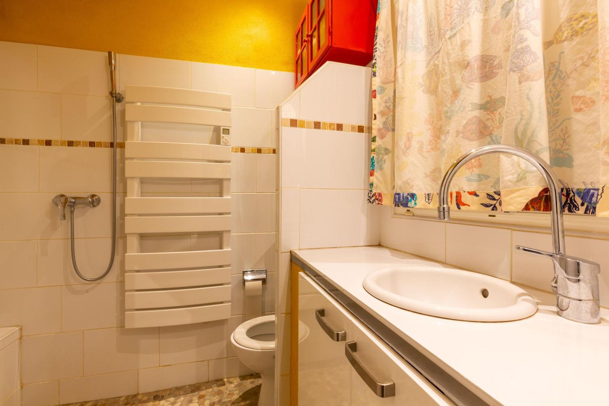 Dorm Hostel Camp Backpackers Marseille Bagian luar foto