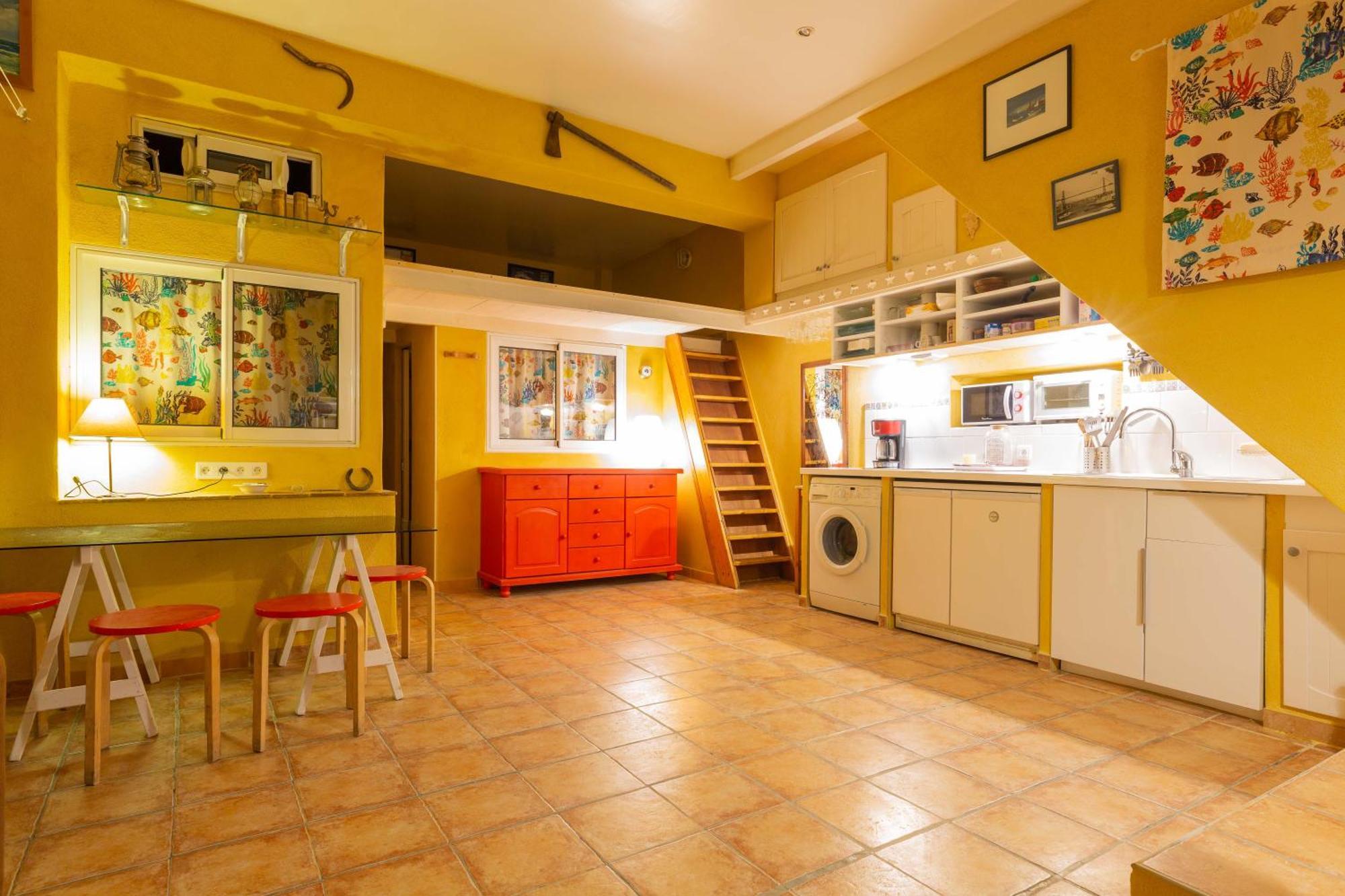 Dorm Hostel Camp Backpackers Marseille Bagian luar foto