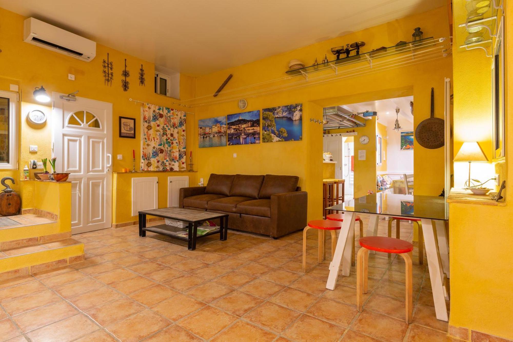 Dorm Hostel Camp Backpackers Marseille Bagian luar foto